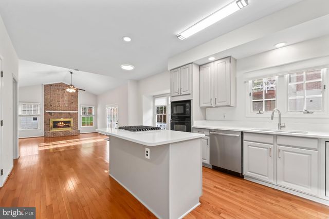 7912 BRACKSFORD CT, Fairfax Station, VA 22039