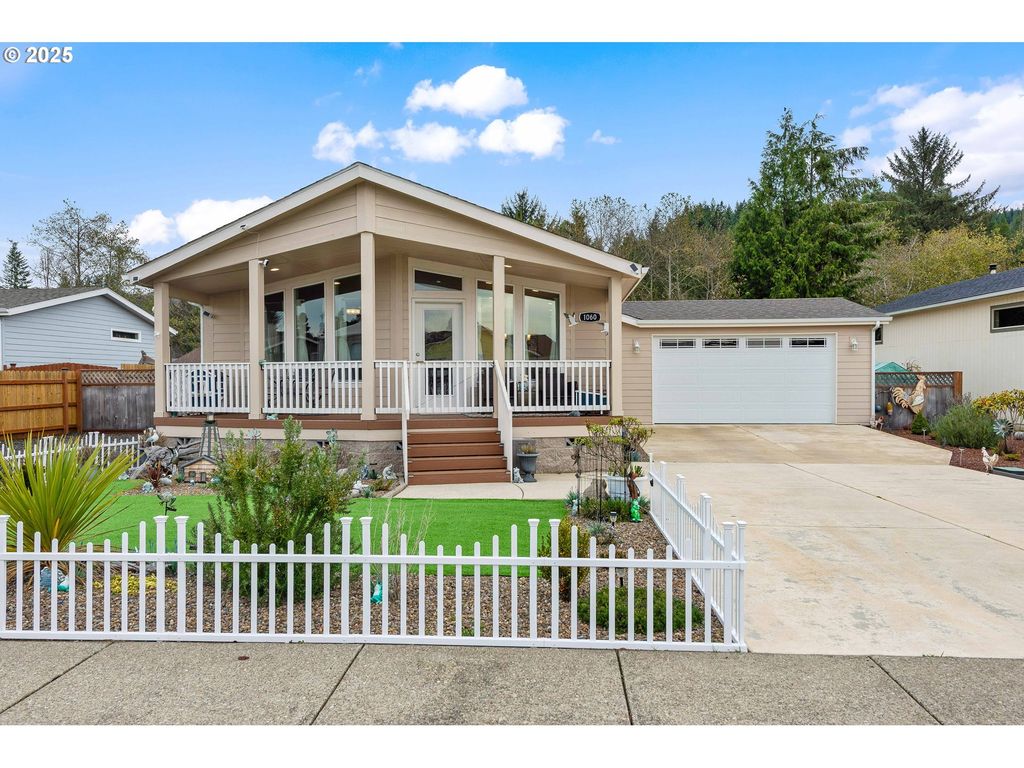 1060 CEDAR Loop, Lakeside, OR 97449