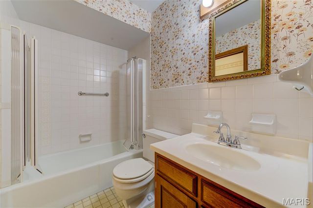 1021 N Duchesne Drive, St Charles, MO 63301