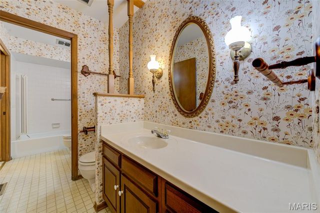 1021 N Duchesne Drive, St Charles, MO 63301