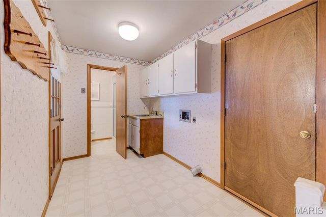 1021 N Duchesne Drive, St Charles, MO 63301