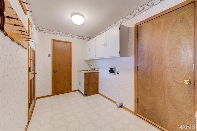 1021 N Duchesne Drive, St Charles, MO 63301