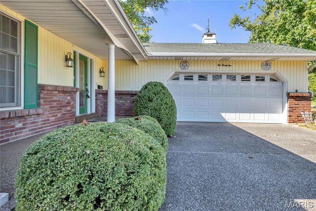 1021 N Duchesne Drive, St Charles, MO 63301