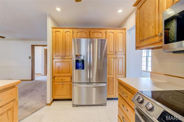 1021 N Duchesne Drive, St Charles, MO 63301