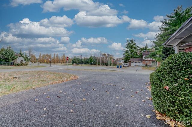 1021 N Duchesne Drive, St Charles, MO 63301