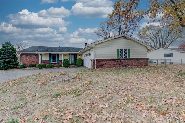 1021 N Duchesne Drive, St Charles, MO 63301