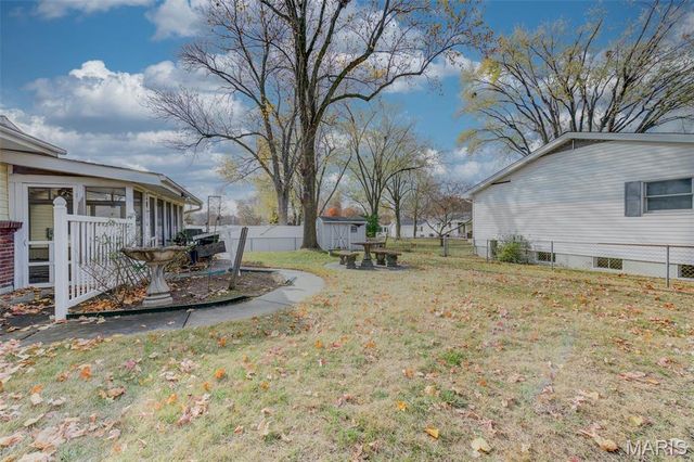 1021 N Duchesne Drive, St Charles, MO 63301