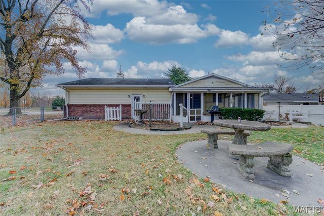 1021 N Duchesne Drive, St Charles, MO 63301