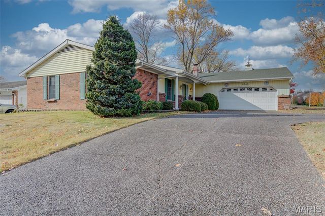 1021 N Duchesne Drive, St Charles, MO 63301