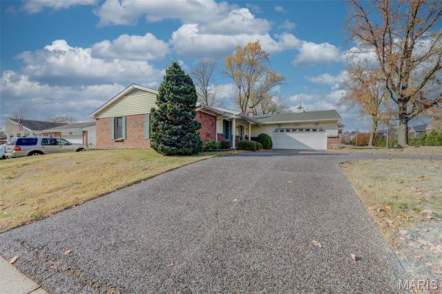 1021 N Duchesne Drive, St Charles, MO 63301