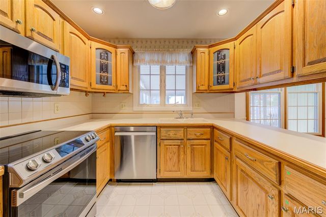 1021 N Duchesne Drive, St Charles, MO 63301