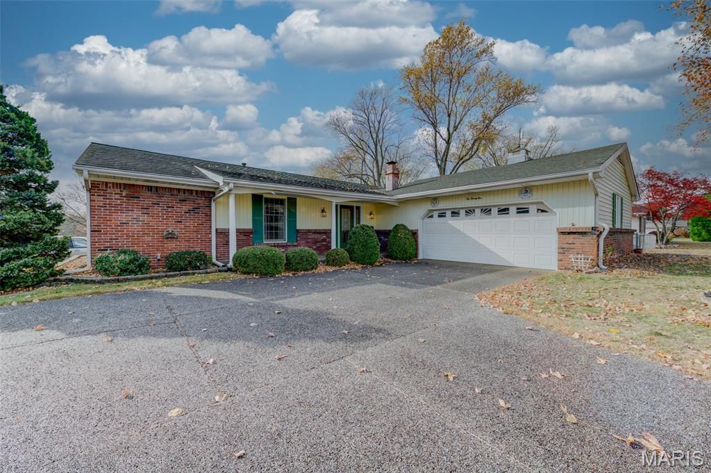 1021 N Duchesne Drive, St Charles, MO 63301