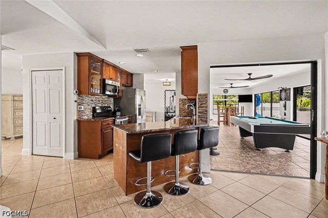618 SE 11th PL, Cape Coral, FL 33990