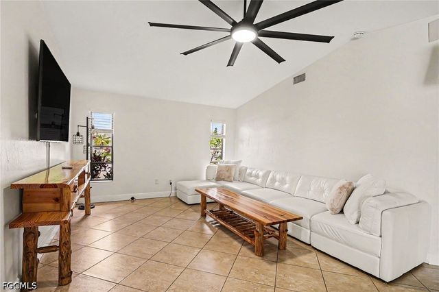 618 SE 11th PL, Cape Coral, FL 33990
