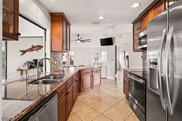 618 SE 11th PL, Cape Coral, FL 33990