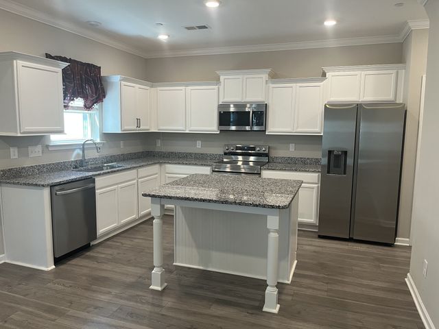 1055 Amber Hills Dr, Ashland City, TN 37015