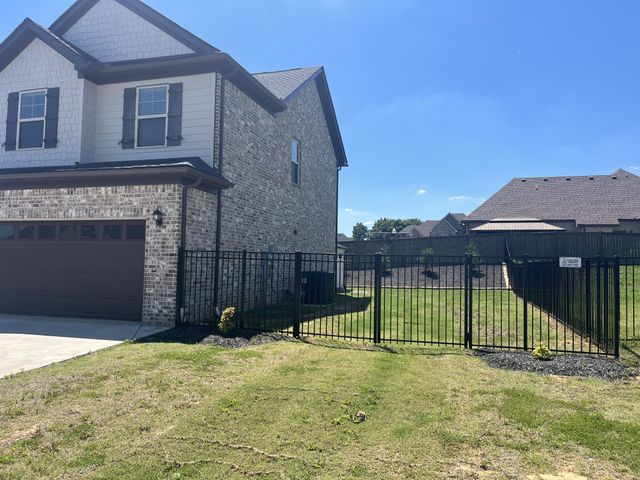 1055 Amber Hills Dr, Ashland City, TN 37015