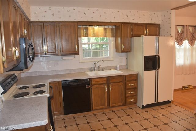537 Howells Court, Eastlake, OH 44095