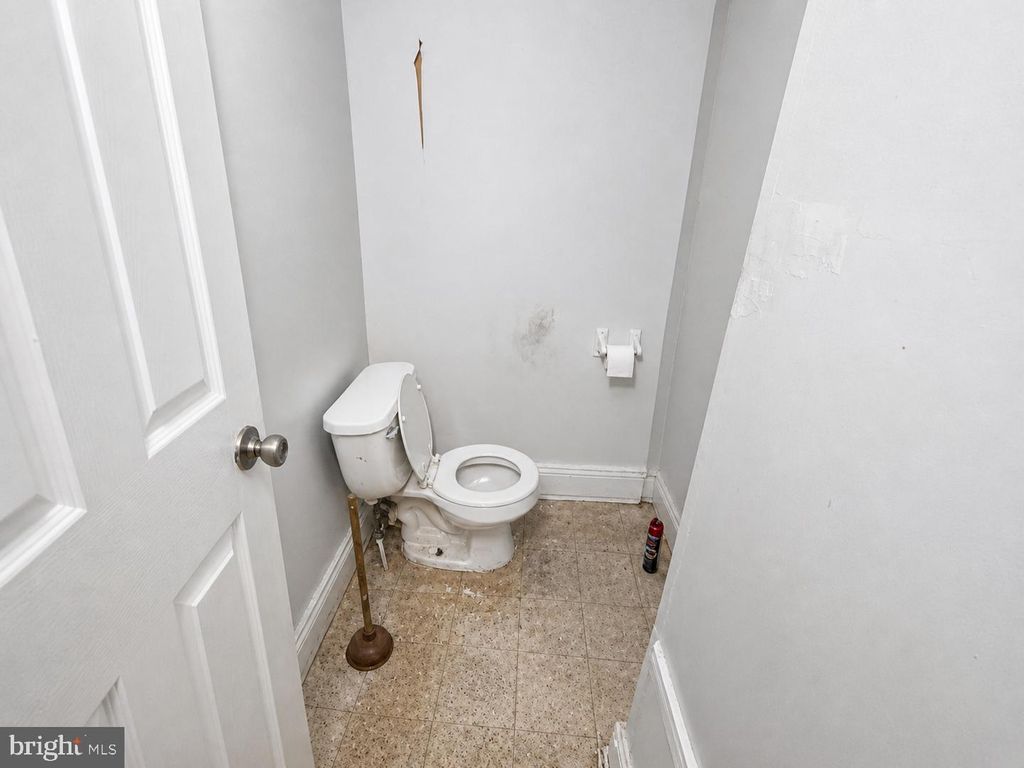 Image 10 of property listing at 1636 N WASHINGTON ST, Baltimore, MD 21213