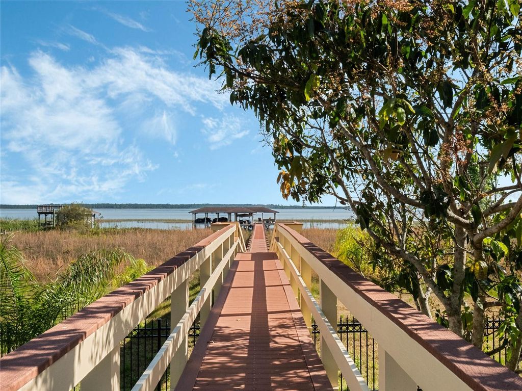 Image 11 of property listing at 10411 HART BRANCH CIRCLE, Orlando, FL 32832