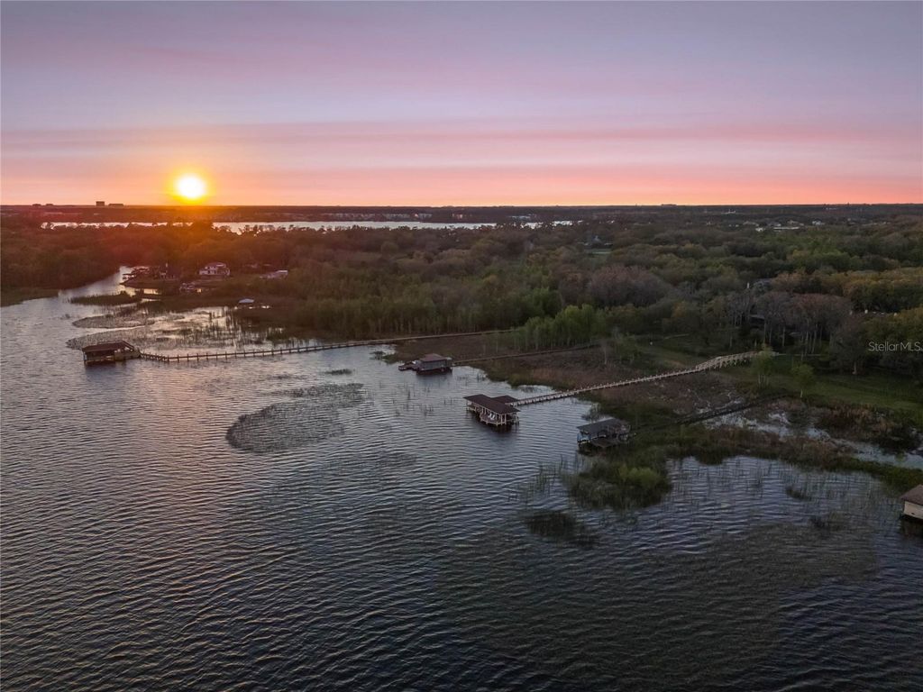 Image 8 of property listing at 10411 HART BRANCH CIRCLE, Orlando, FL 32832