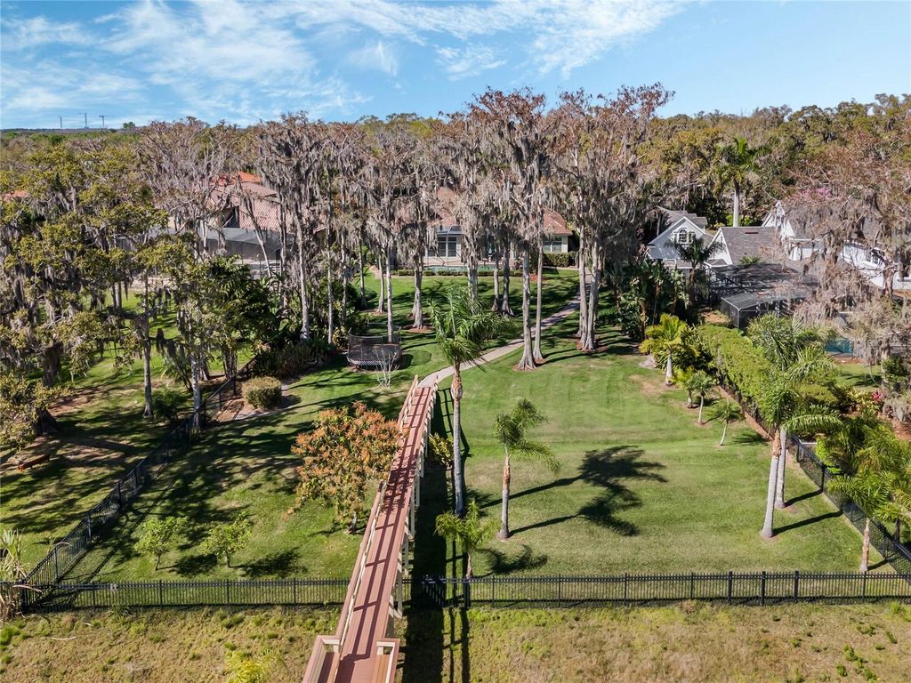 Image 10 of property listing at 10411 HART BRANCH CIRCLE, Orlando, FL 32832