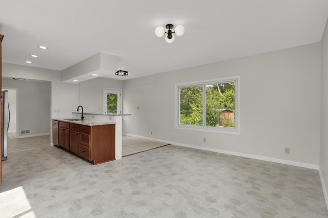 7372 Stillwater Boulevard N, Oakdale, MN 55128