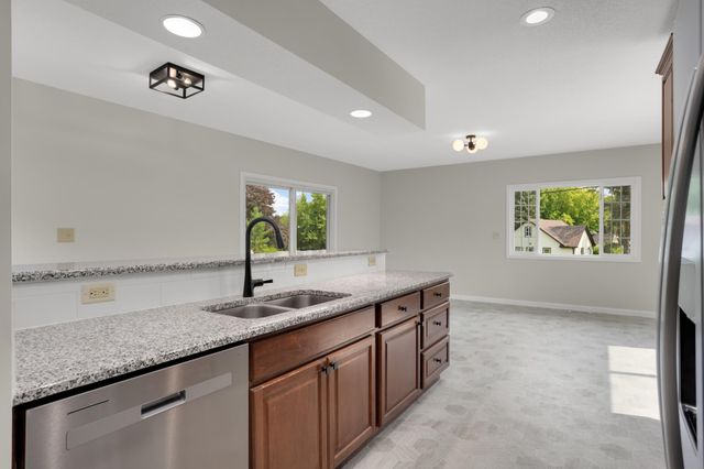 7372 Stillwater Boulevard N, Oakdale, MN 55128