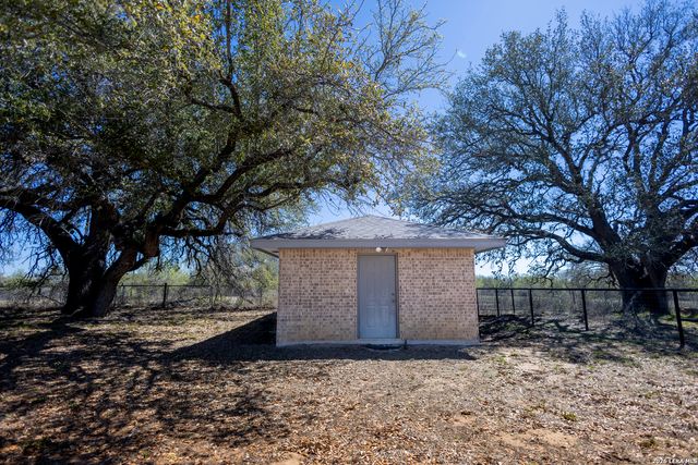 1219 County Road 761, Devine, TX 78016