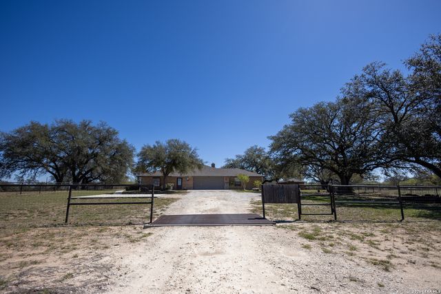 1219 County Road 761, Devine, TX 78016