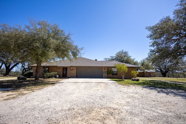 1219 County Road 761, Devine, TX 78016