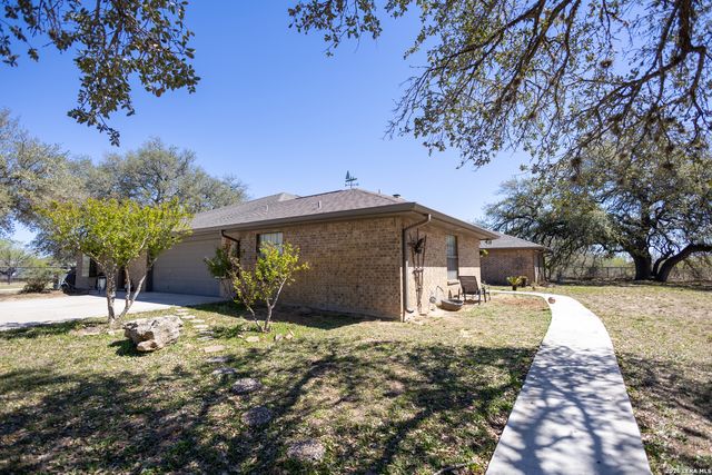 1219 County Road 761, Devine, TX 78016
