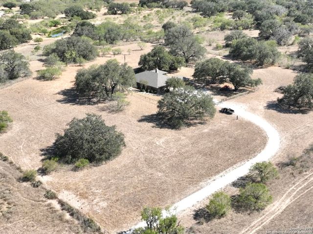 1219 County Road 761, Devine, TX 78016