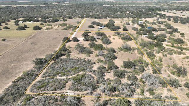 1219 County Road 761, Devine, TX 78016