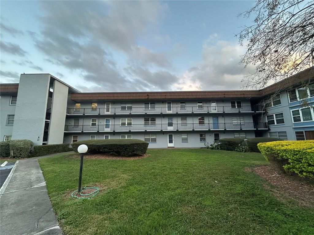 333 LAKE HOWARD DRIVE NW 202A, Winter Haven, FL 33880