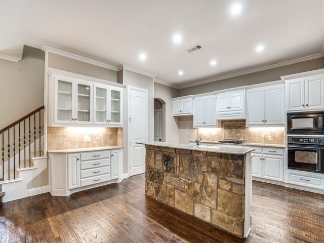 1402 Hampton Road, Grapevine, TX 76051