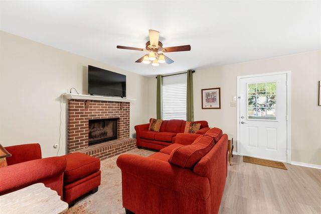 15 Oak Forest Place, Maumelle, AR 72113
