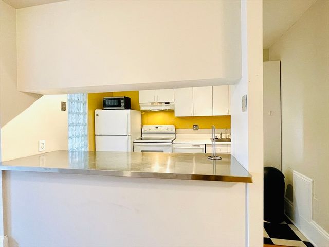 1080 Beacon St 2C, Brookline, MA 02446