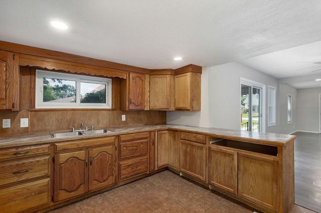 1520 N Rogers Avenue, Springfield, MO 65803