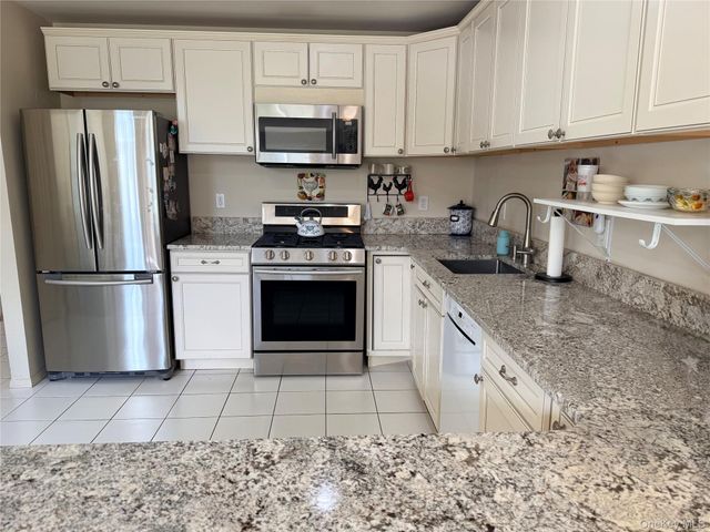 298 Prairie Court, Manorville, NY 11949