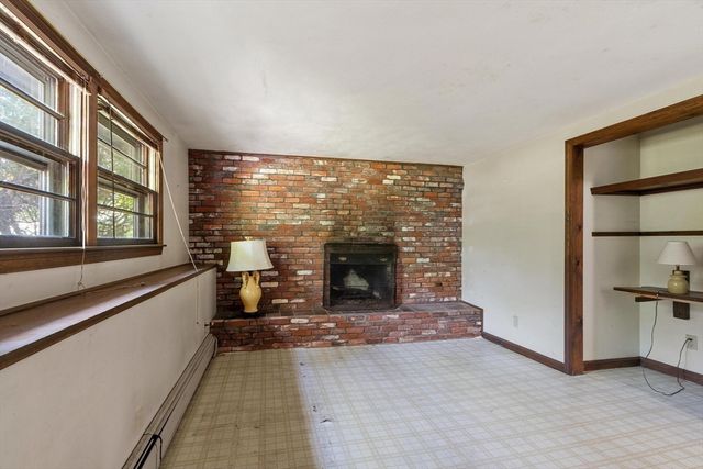 190 Deering Dr, Tewksbury, MA 01876