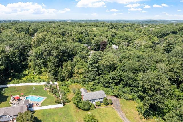 190 Deering Dr, Tewksbury, MA 01876