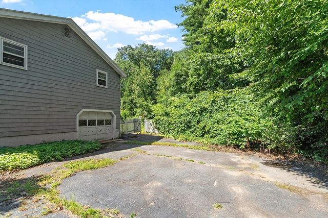 190 Deering Dr, Tewksbury, MA 01876