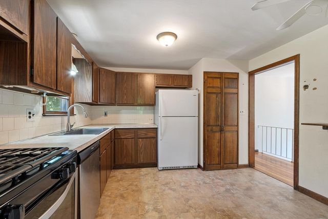 190 Deering Dr, Tewksbury, MA 01876