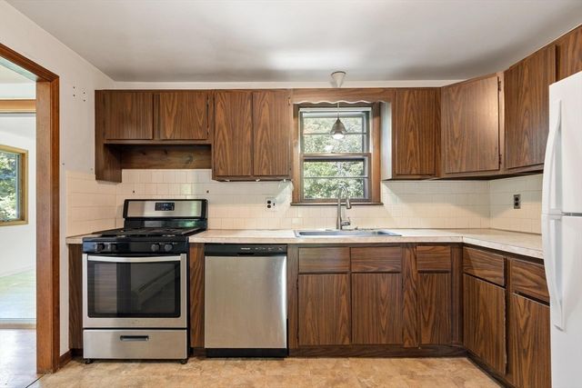 190 Deering Dr, Tewksbury, MA 01876