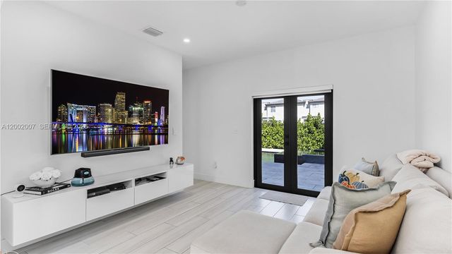 15817 SW 138th Ter, Miami, FL 33196