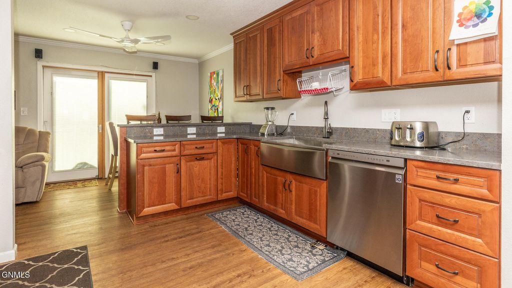 1917 E Capitol Avenue, Bismarck, ND 58501 photo 5