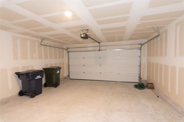 137 Starpacker LN, Jarrell, TX 76537