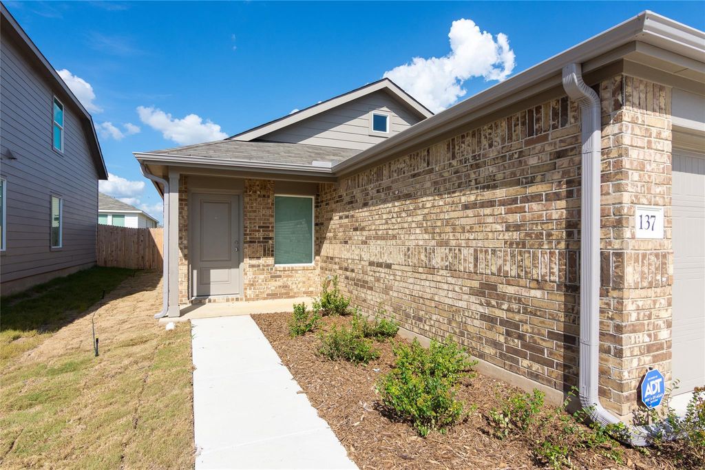 137 Starpacker LN, Jarrell, TX 76537