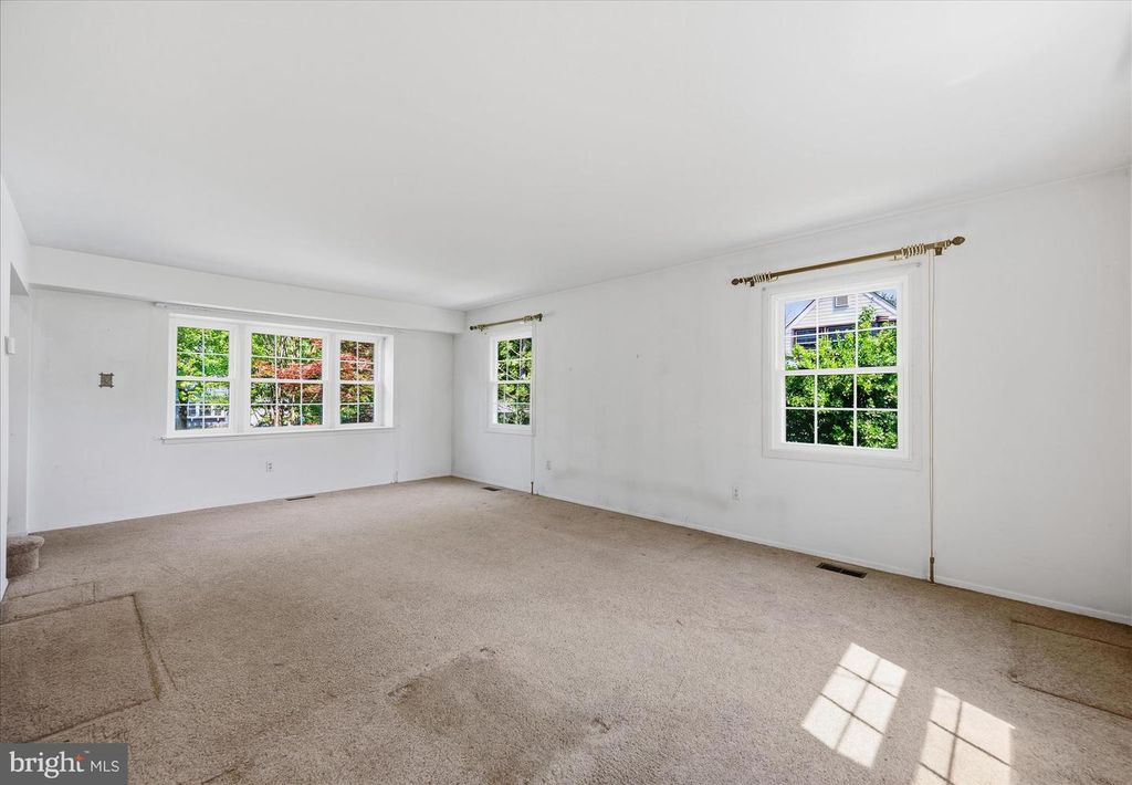 Image 9 of property listing at 13420 IDLEWILD DR, Bowie, MD 20715
